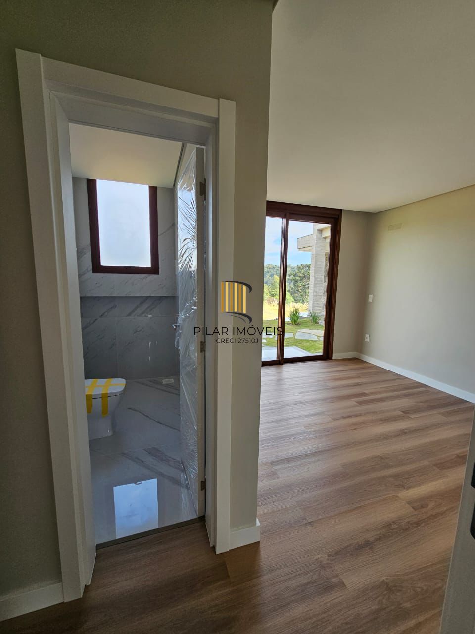 Casa de condomínio, 3 dormitórios, 3 suítes, 2 vagas de garagem.