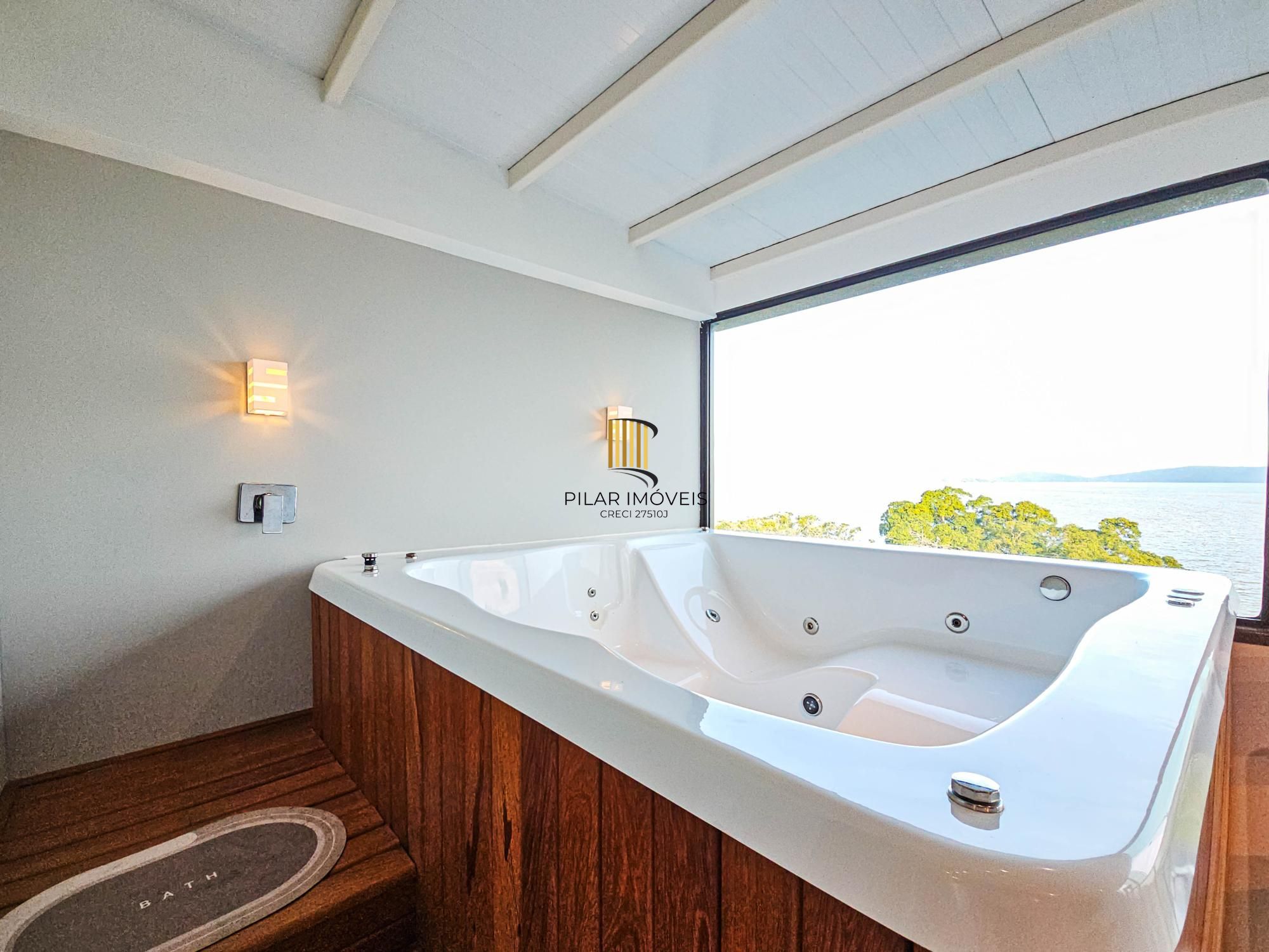 Casa na Vila Conceição, 3 dormitórios, 1 suíte, churrasqueira, lareira, 4 vagas, piscina aquecida e vista perene para o Rio.