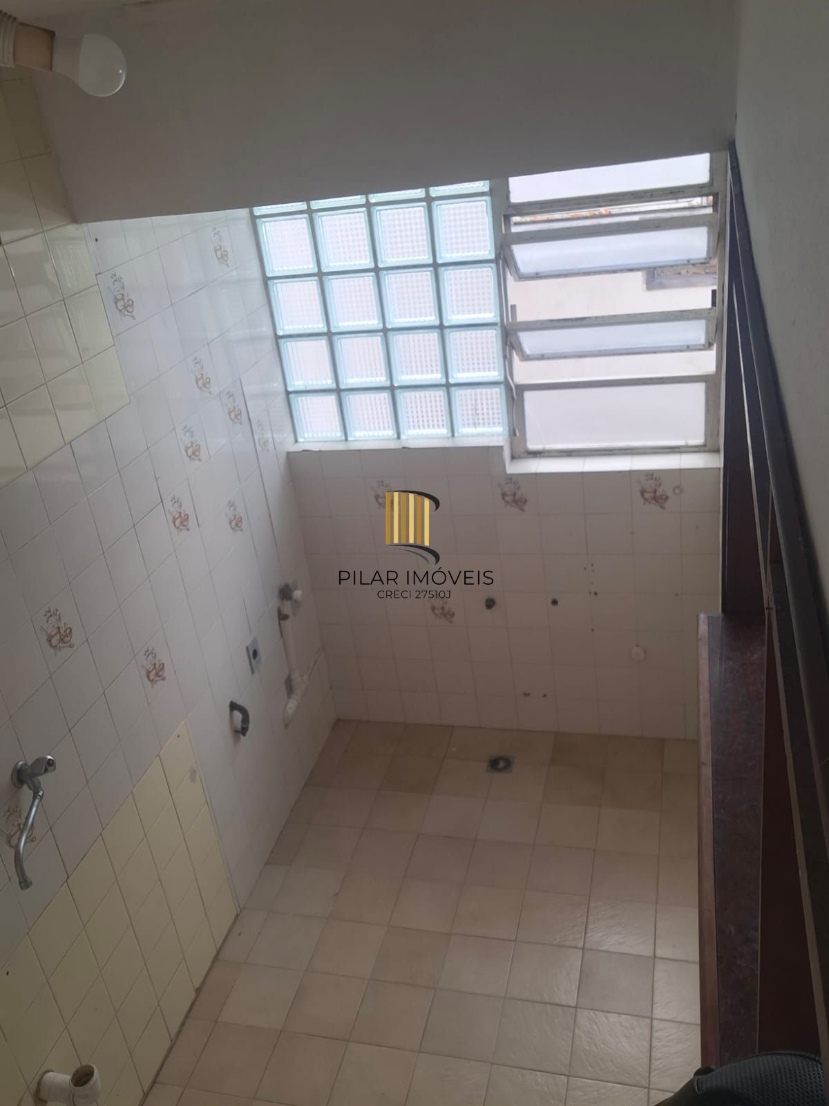 JK / Sala & Dormitório ( desocupado ) com ampla e boa cozinha