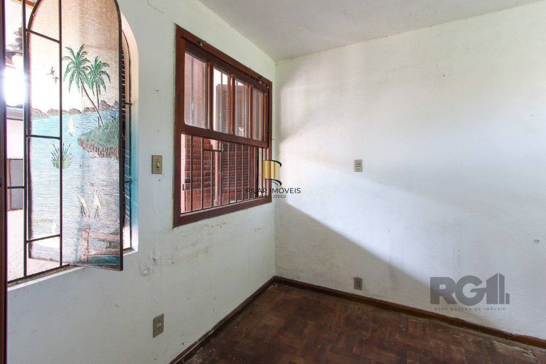 Casa mista com 4 dormitórios, 2 banheiros, 1 lavabo e 3 vagas a uma quadra da Av. Guaíba
