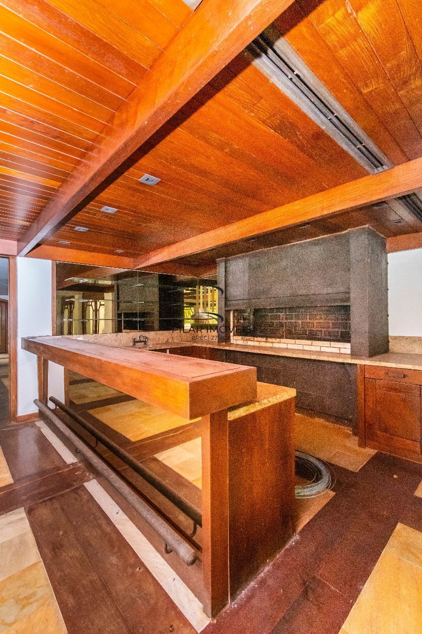 Casa à venda com1981m², 13 dormitórios, 4 suítes, 30 vagas, terreno de 1,2 hectares, no bairro Pedra Redonda em Porto Alegre