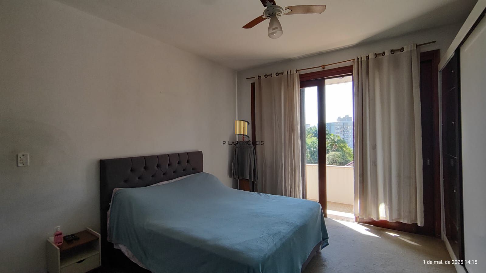 Apartamento de 4 dormitórios, 2 suítes, living amplo e arejado com sacada.