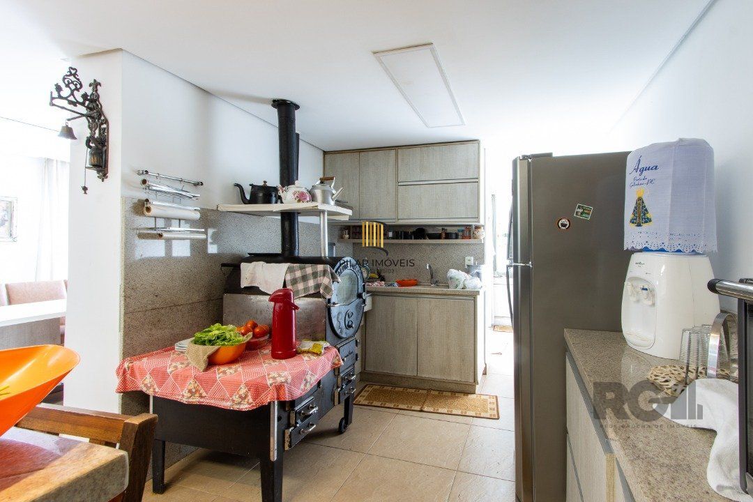 Casa em condominio . com 6 suites, sendo 3 suítes master com closet e hidro.
