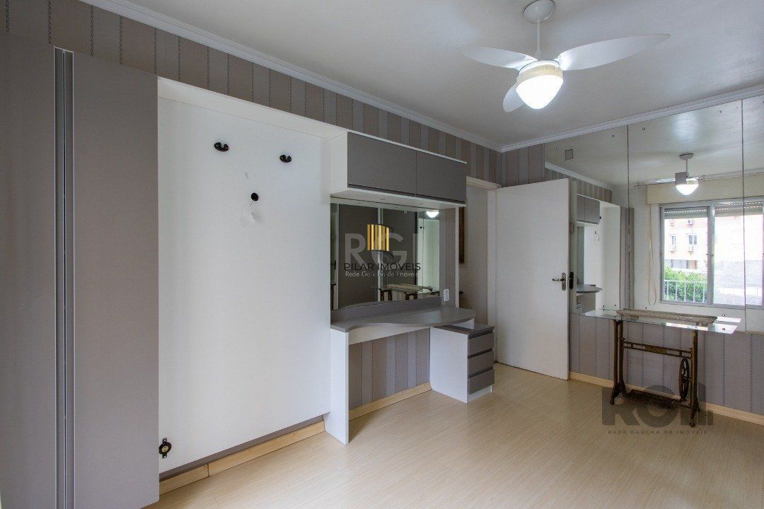 Apartamento de 02 dormitórios com móveis e roupeiros planejados