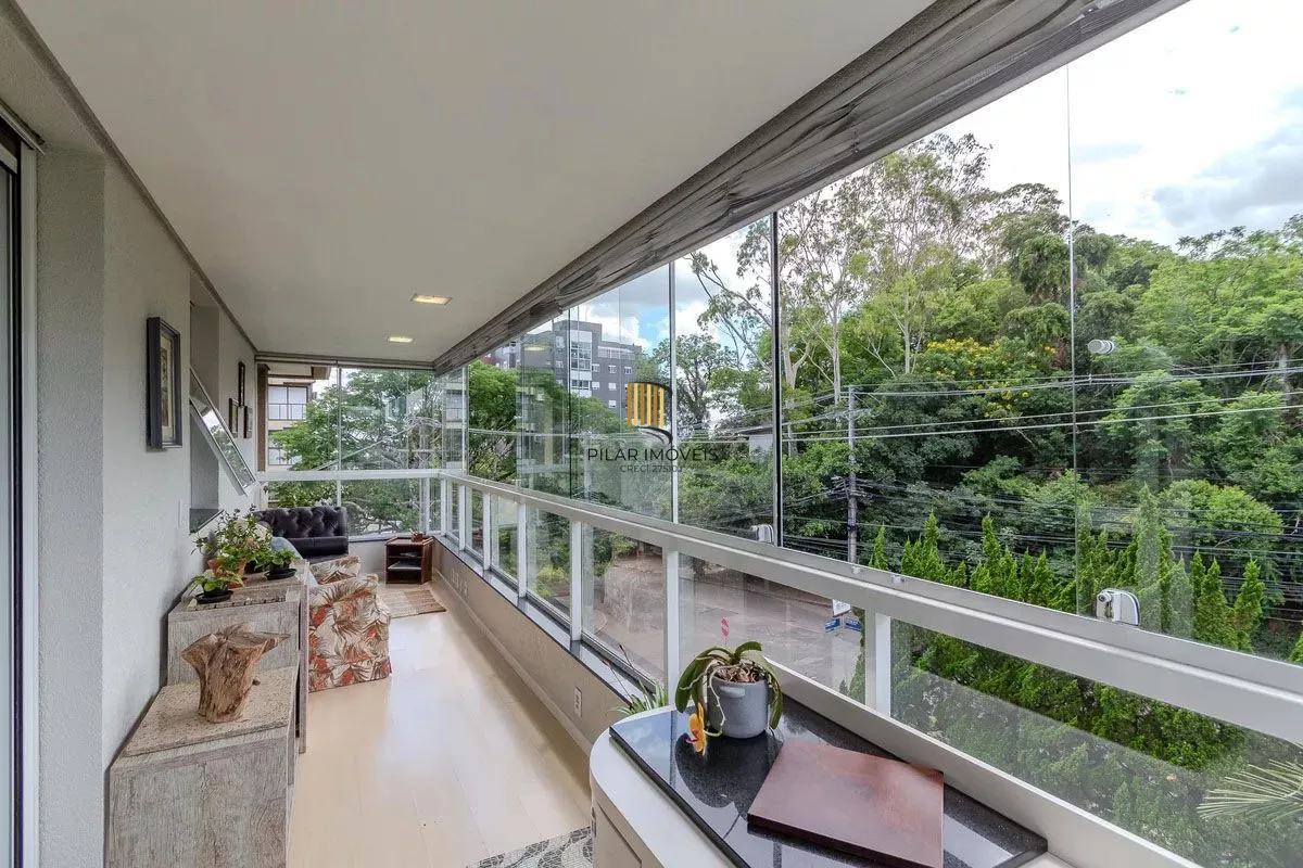 Apartamento com 3 dormitórios, 2 vagas e 231.61m² - Bairro Menino Deus