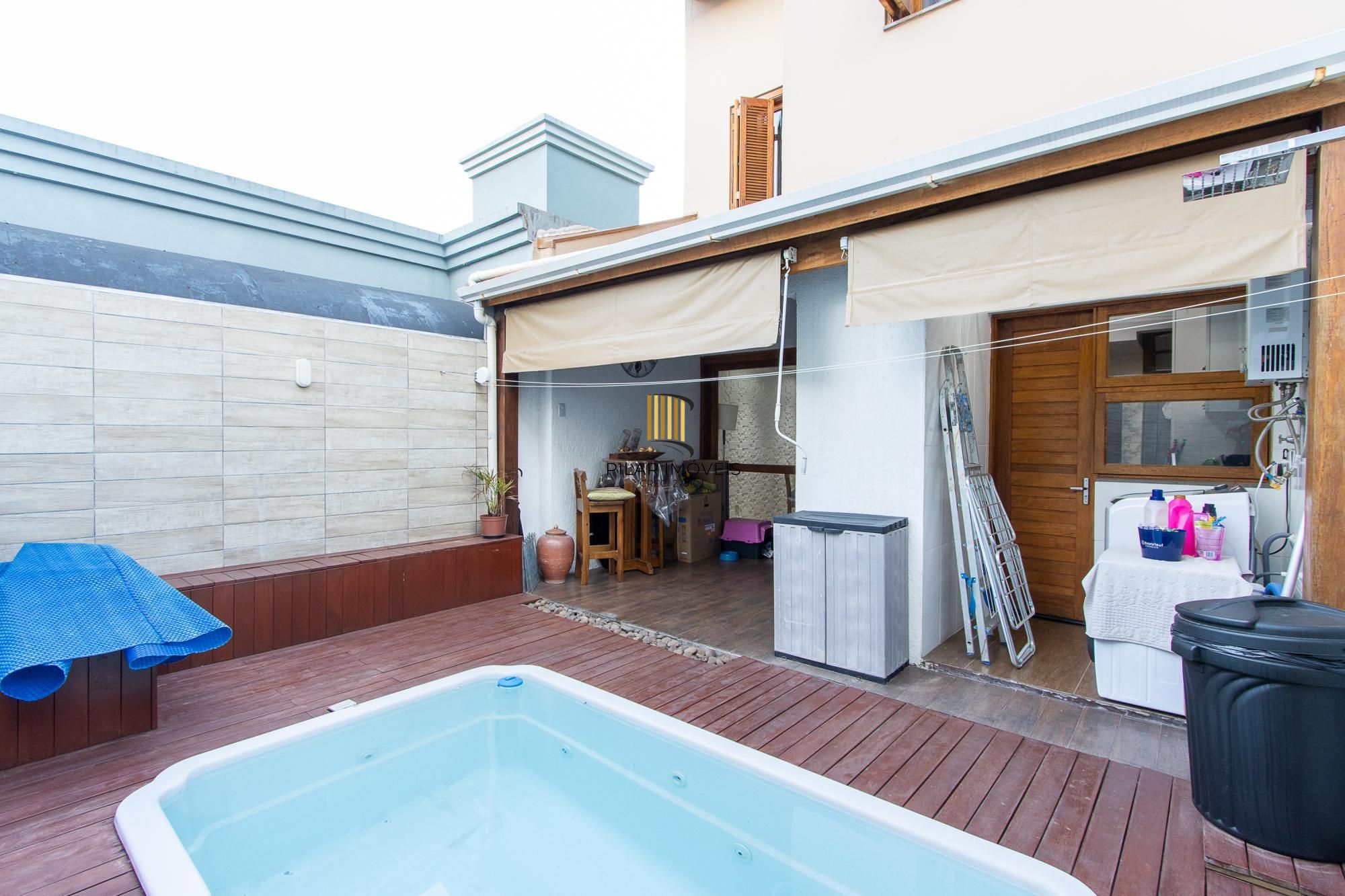 Casa de condomínio, 3 quartos, 1 suíte, piscina e 2 vagas de garagem;