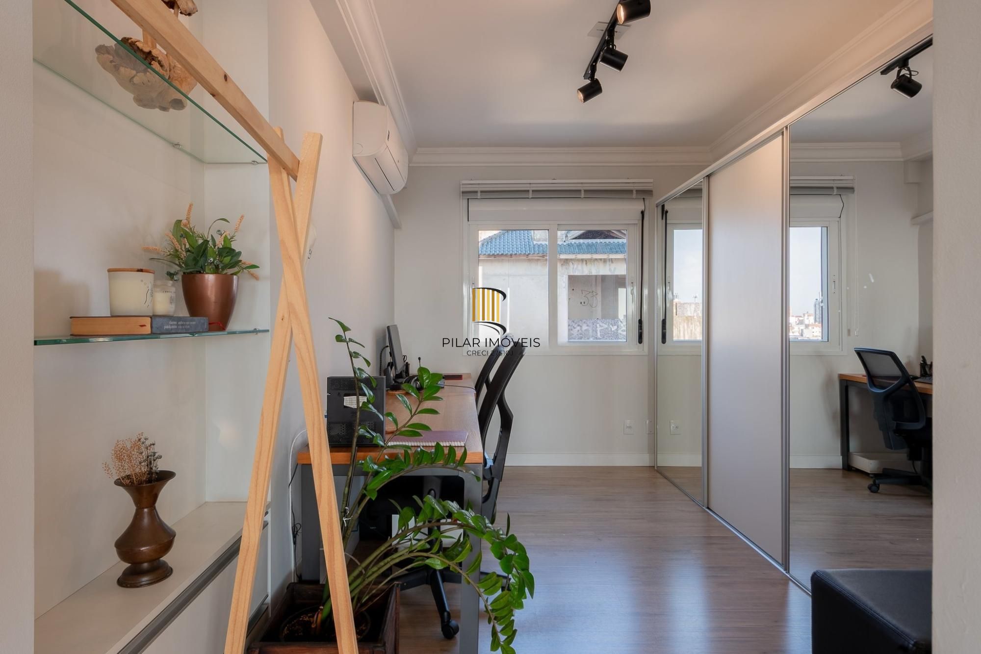 Apartamento amplo de 104m² com living iluminado, lareira e excelente localização