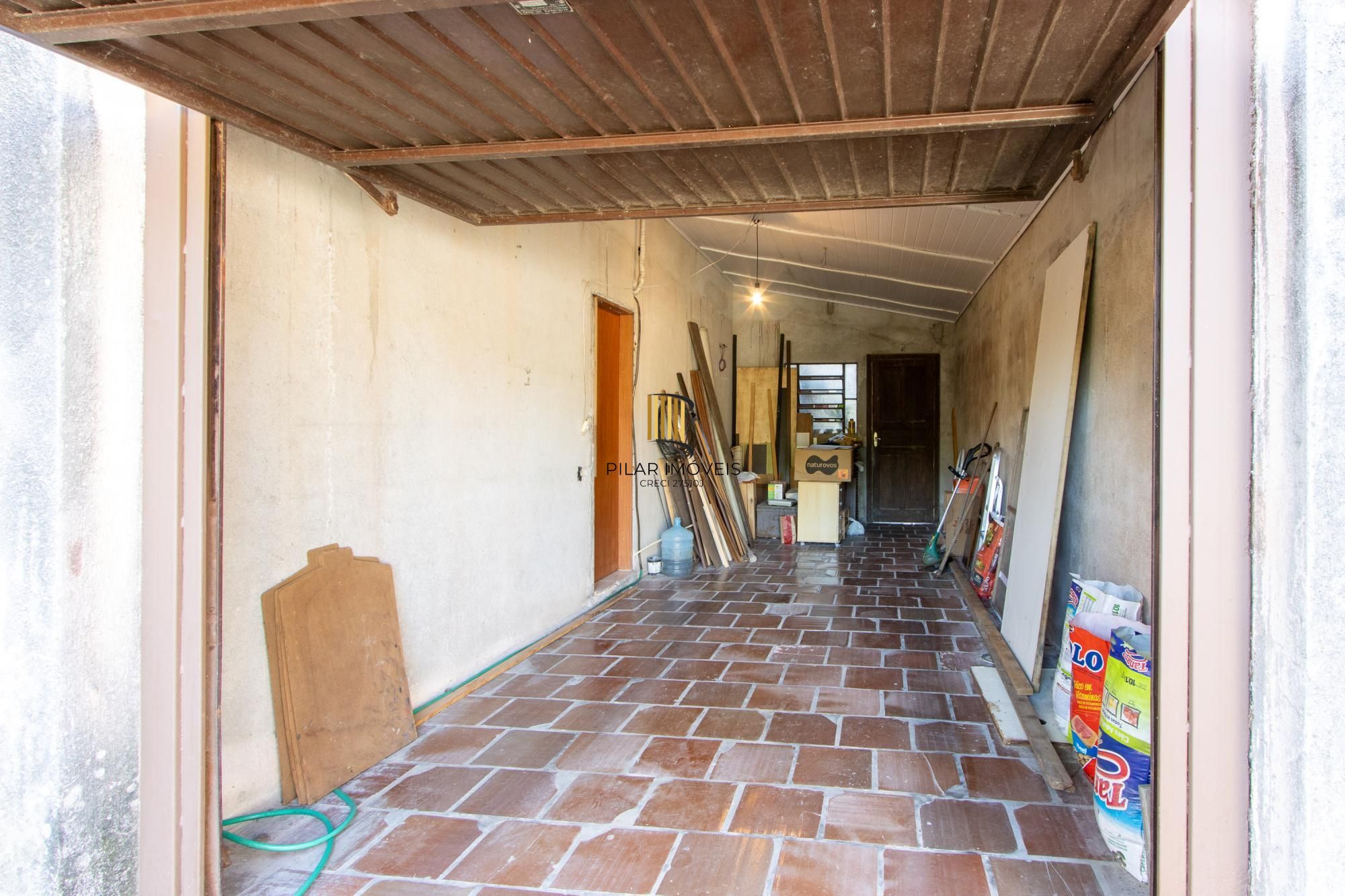 Casa de Alvenaria, possui 3 dormitórios, uma suíte, hall de entrada, lavabo,  living com lareira, cozinha ampla com armários, área gourmet com churrasqueira, corredor, pátio e 4 vagas de garagem, uma construção em anexo que possui hall de entrada, lavabo, living, cozinha, escritório, banheiro social
