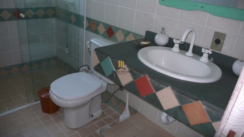 Casa Ampla com 2 pavimentos , grande pátio