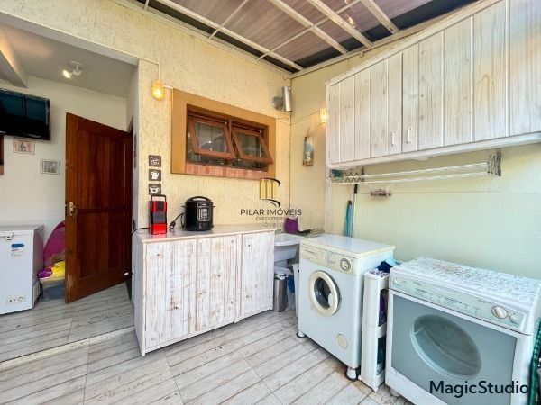 A casa possui 78m² de área construída, com um adicional de 20m²
