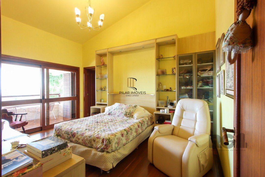 Casa com 4 dormitórios, sendo 1 suíte, com 2 vagas cobertas, no bairro Nonoai, Porto Alegre, RS