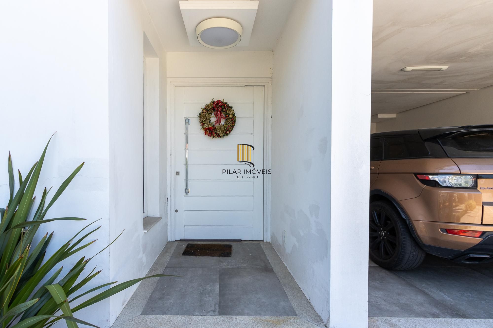 Excelente casa de 3 dormitórios, 3 suítes e 2 vagas no bairro Cavalhada.