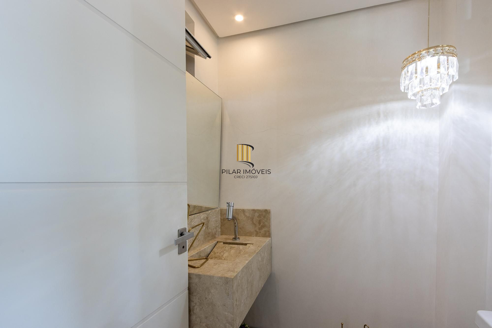 Excelente casa de 3 dormitórios, 3 suítes e 2 vagas no bairro Cavalhada.