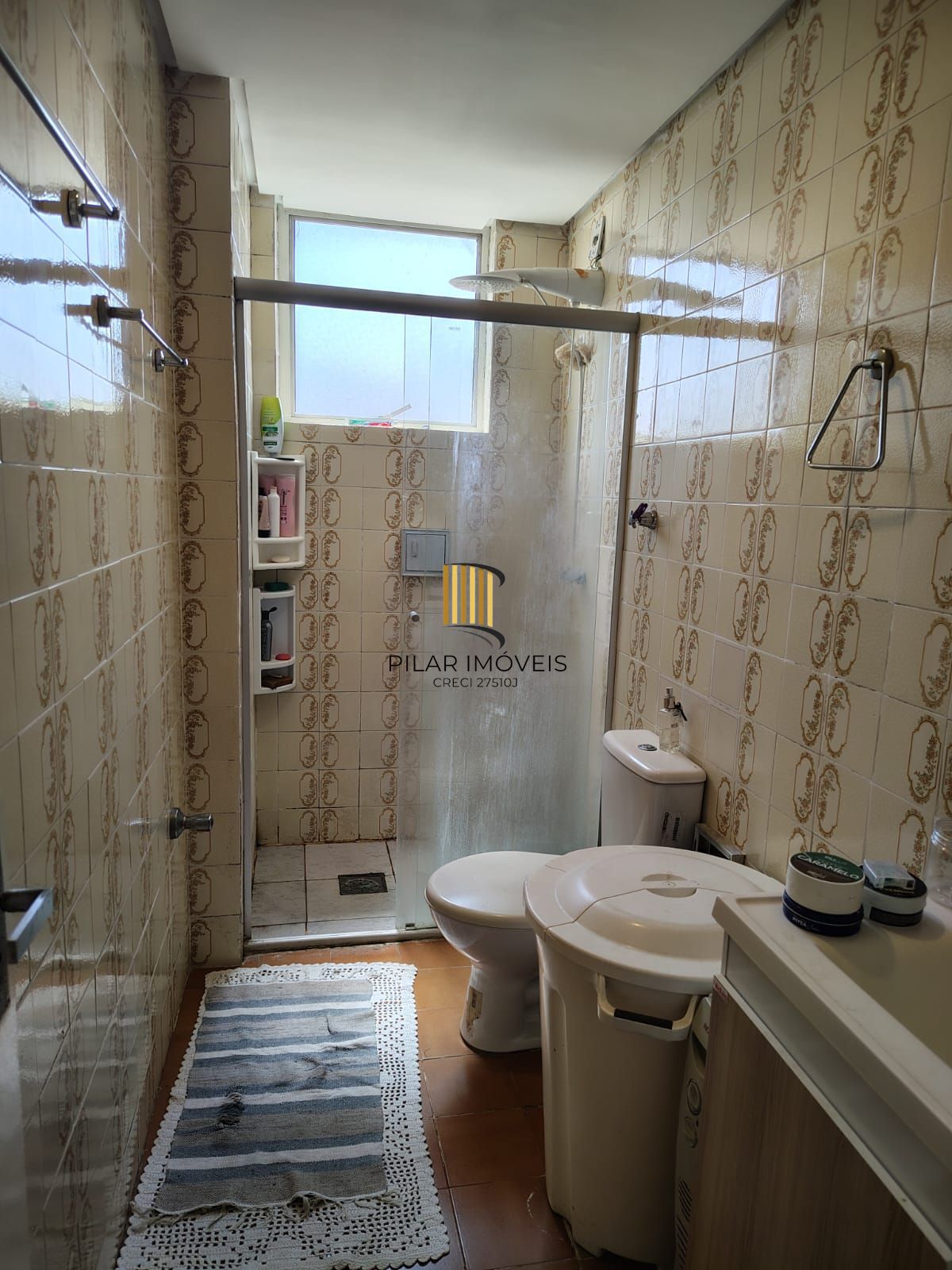 Apartamento de 2 dormitórios, 2 banheiros e 1 vaga no bairro Cristal.