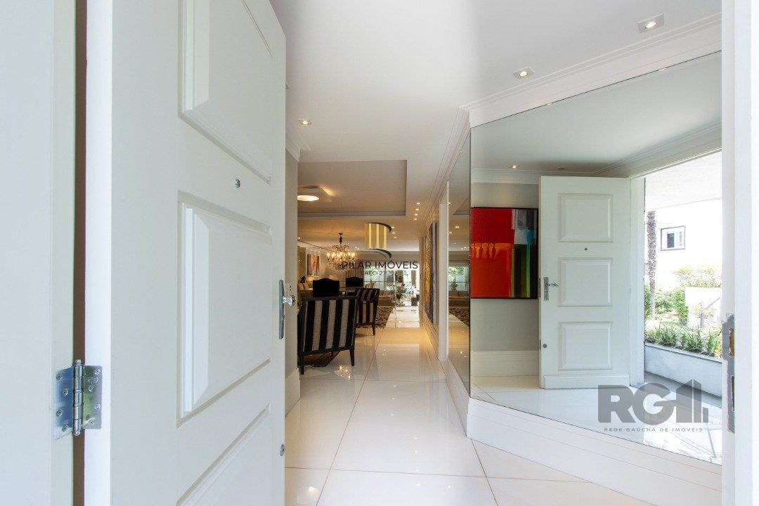 Casa em condominio, mobiliada com 741m² privativos , com 3 suítes- master