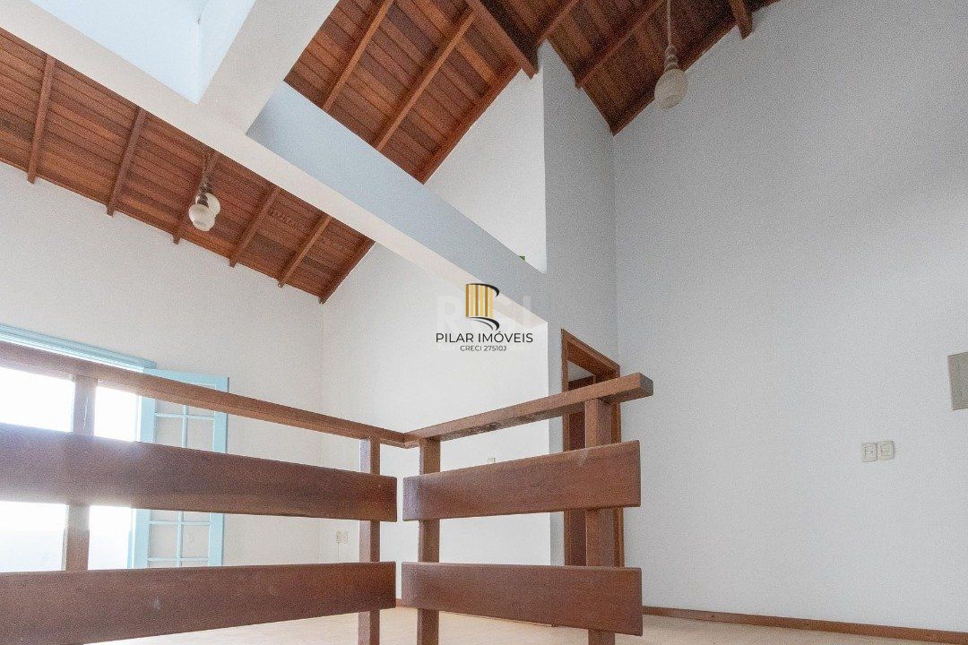 Casa com piscina em localização nobre no bairro Tristeza com vista para Rio Guaíba.