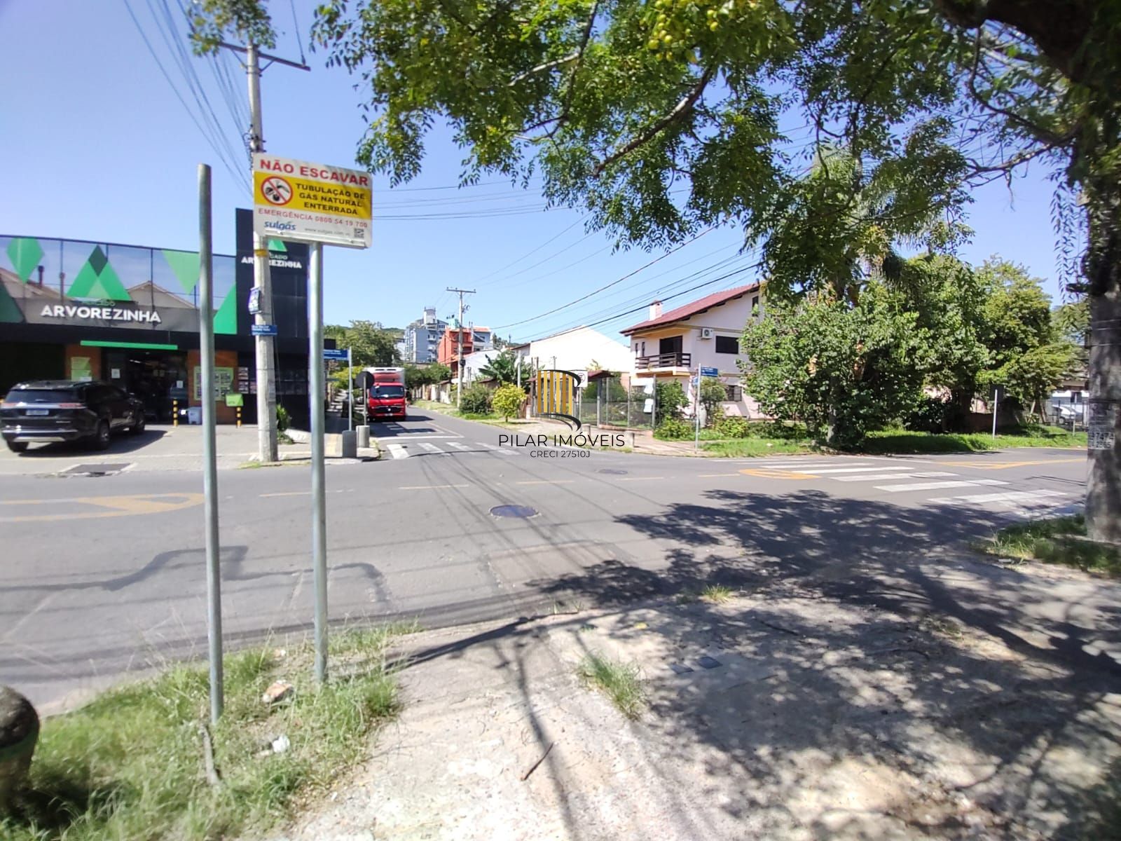 Casa Residencial ou Comercial, com 3 quartos (1 suite), 229m² privativos - Bairro Tristeza