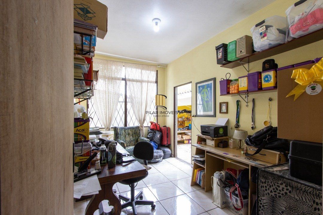 Casa térrea, 3 quartos, 2 banheiros, com pátio no Bairro Cavalhada