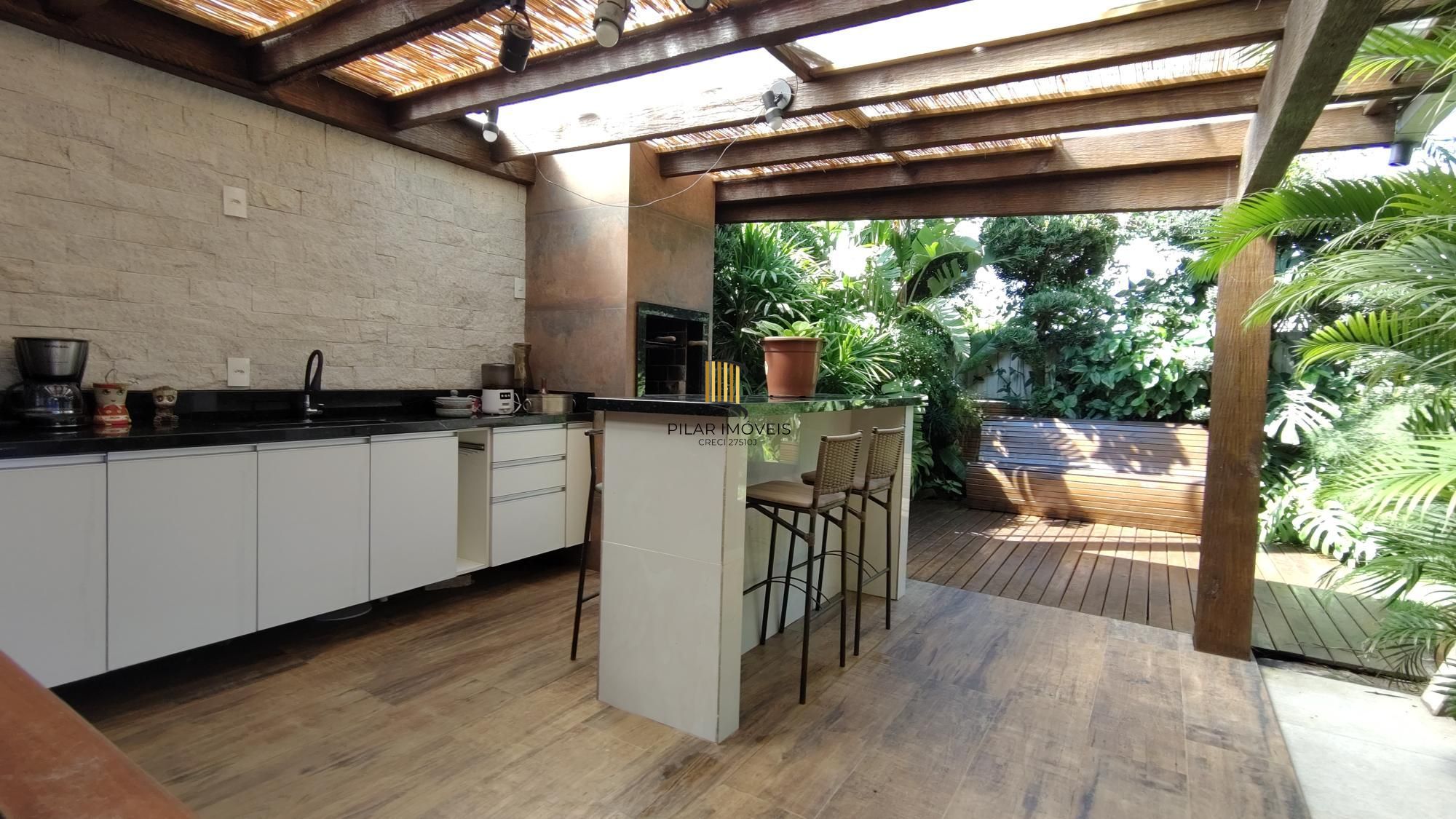 Casa térrea, 2 dormitórios, 1 suíte e 2 vagas no bairro Aberta dos Morros.