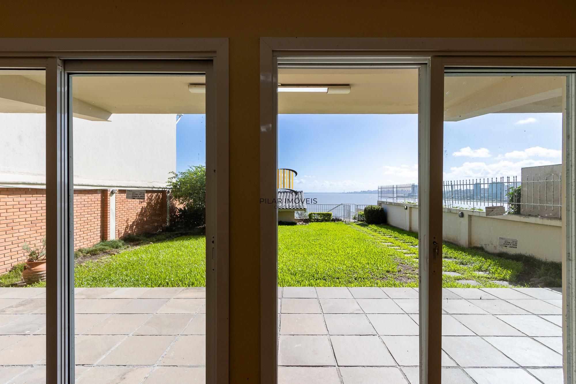 Residência em endereço nobre na Vila Assunção, com vista privilegiada para o Guaíba e clubes náuticos!