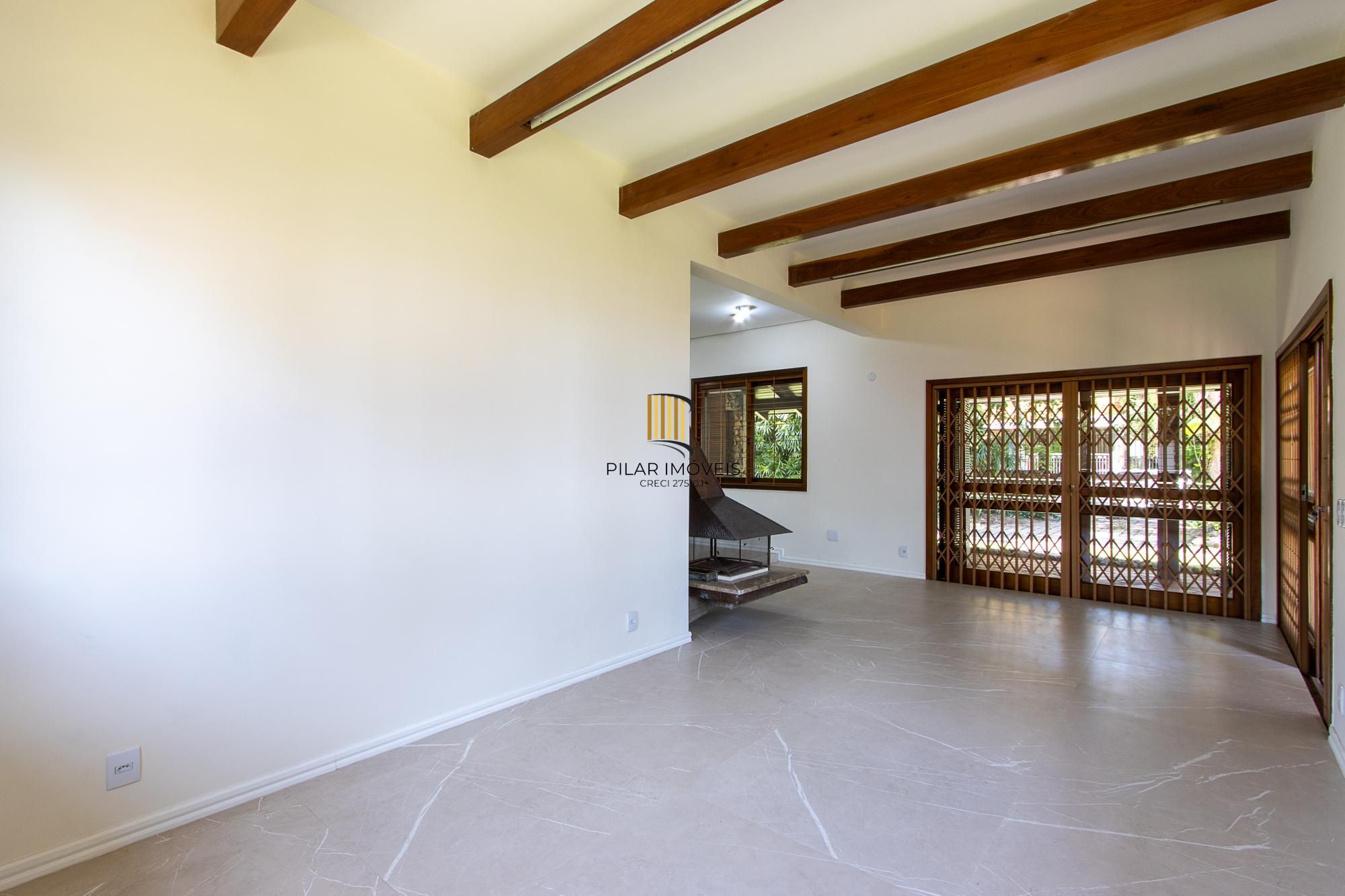 Casa com 2 dormitórios 3 banheiros. lareira e churrasqueira, e com arquitetura moderna.