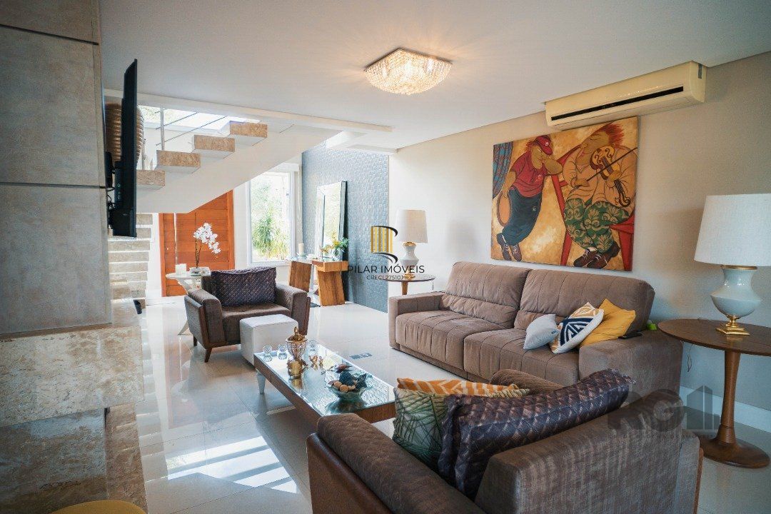 Oportunidade Única! Casa em Condomínio à Beira do Lago com 4 Suítes, sendo uma Térrea e uma Suíte Master Espetacular!