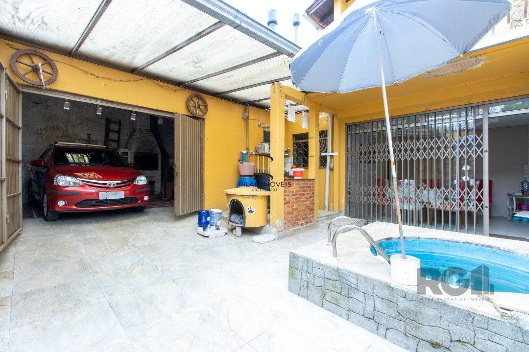 Sobrado, 3 quartos, 2 banheiros, pátio, 2 vagas, piscina - Bairro Vila Nova