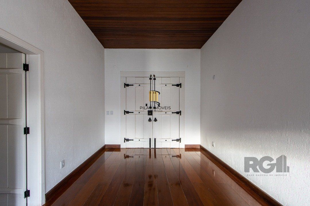 Casa Condomínio a Venda - 880m², 5 dormitórios, sendo 2 suítes, a master com lareira, 4 vagas - Cavalhada