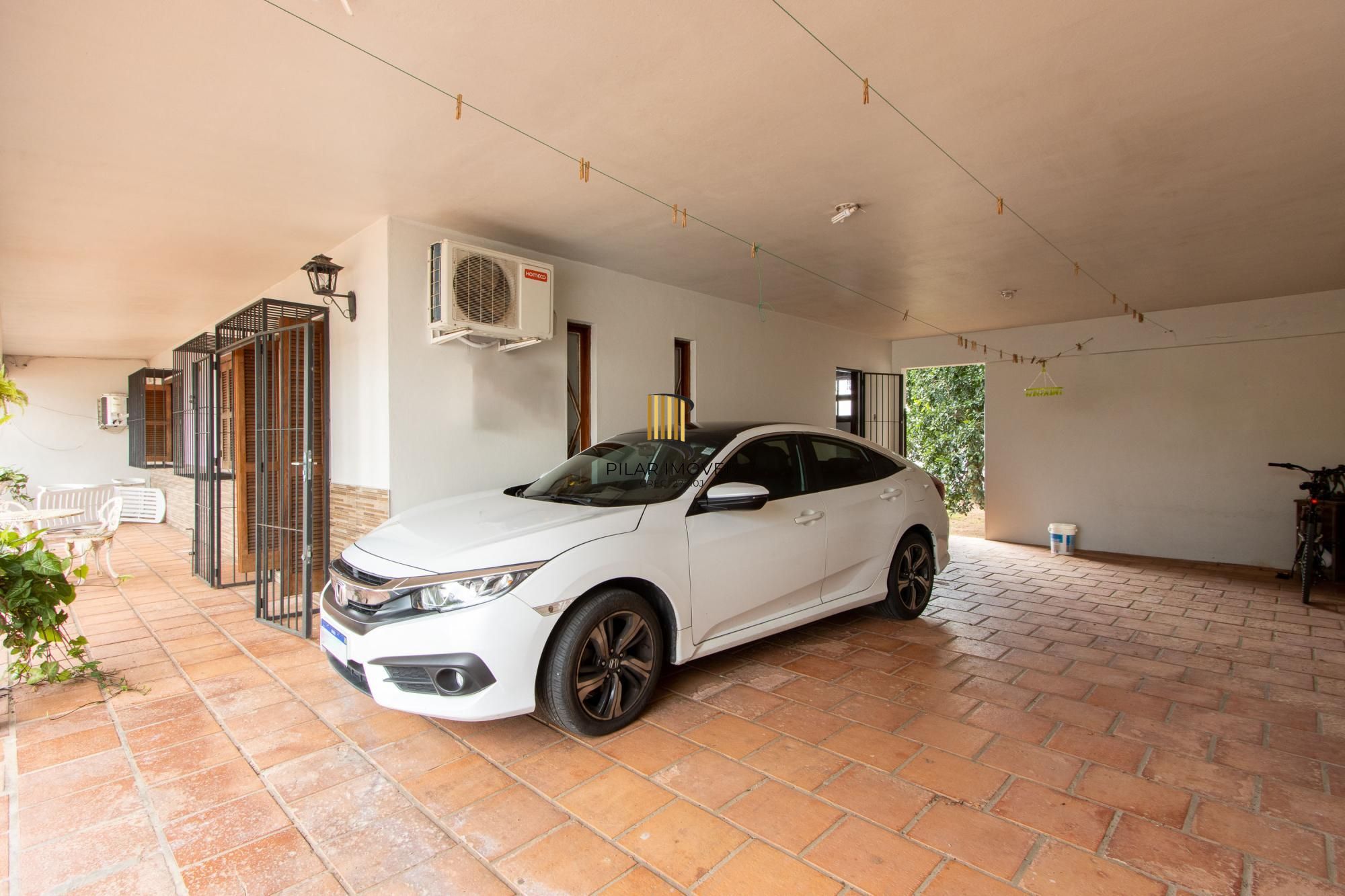 Casa em Vila Nova, Porto Alegre! Com 160m² de área privativa e um total de 899m²