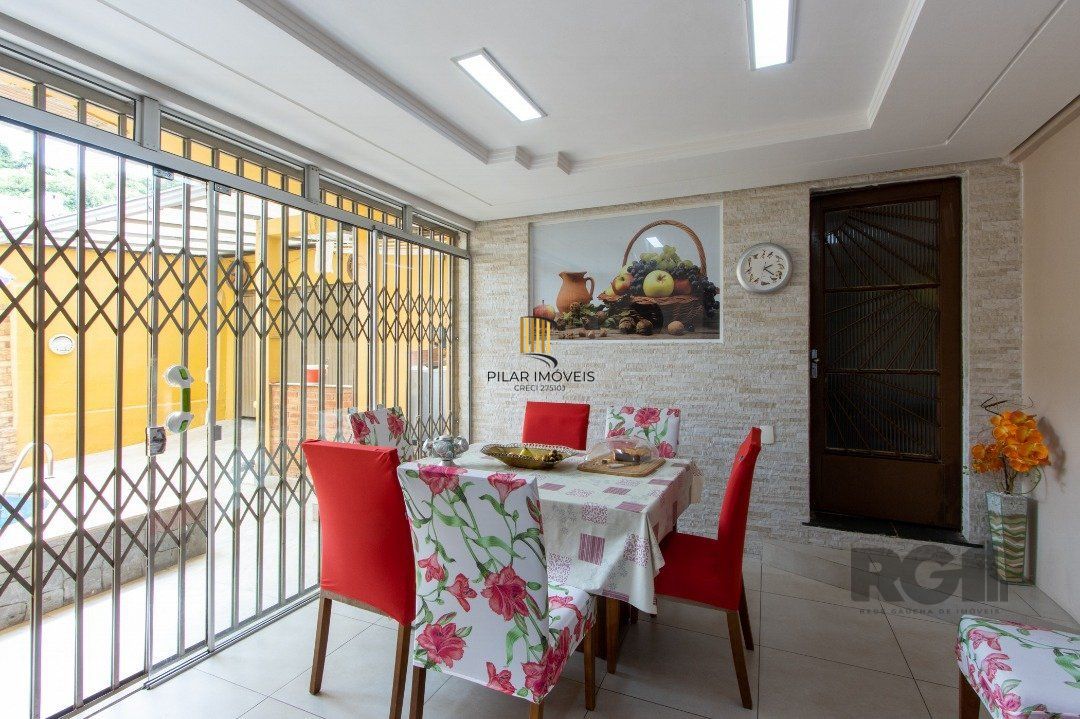 Sobrado, 3 quartos, 2 banheiros, pátio, 2 vagas, piscina - Bairro Vila Nova
