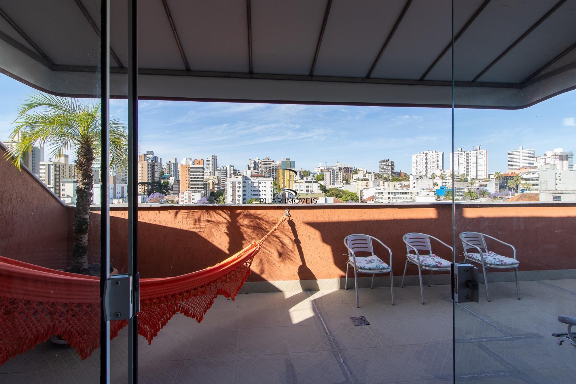 Cobertura com 2 dormitórios, incluindo 1 suíte.