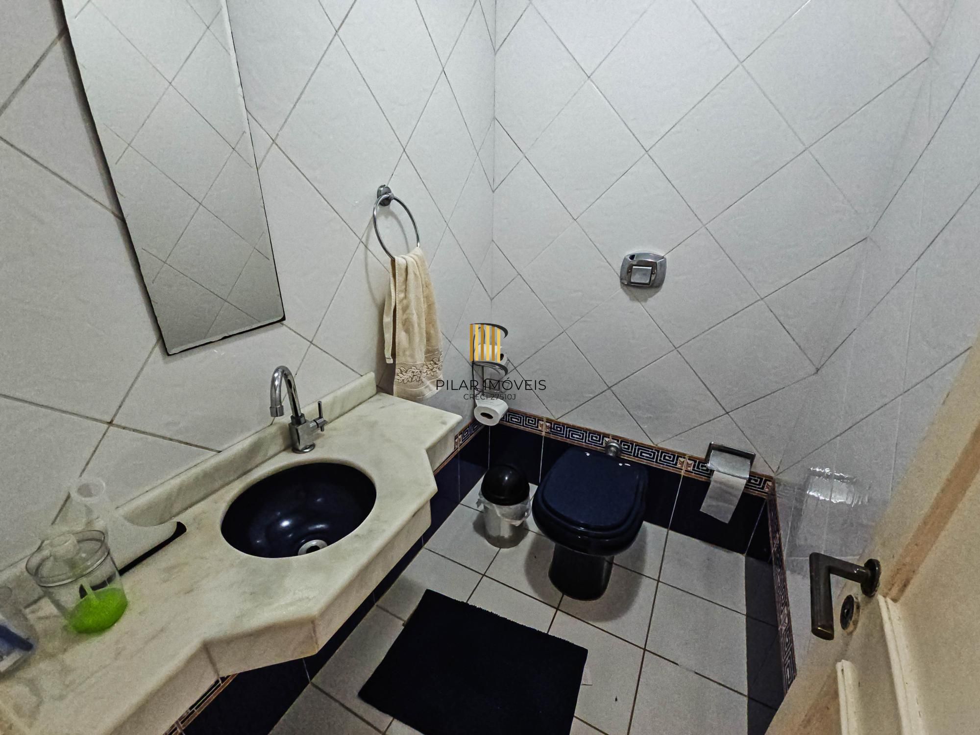 Casa na Vila Conceição, 3 dormitórios, 1 suíte, churrasqueira, lareira, 4 vagas, piscina aquecida e vista perene para o Rio.