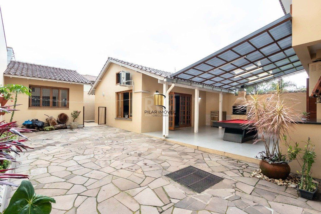 Casa para Venda - 293.76m², 3 dormitórios, sendo 1 suites, 6 vagas - Guarujá