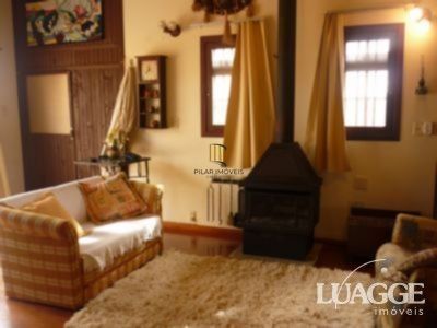 casa com 4 dormitórios, sendo uma suíte , e 530 area privativa
