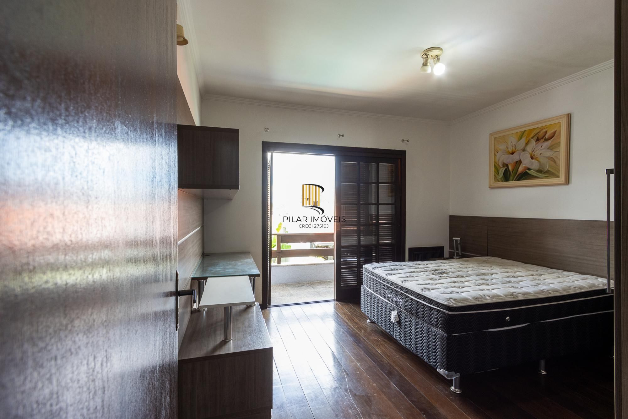 Sobrado, 3 quartos, 2 vagas, pátio com piscina - Bairro Nonoai