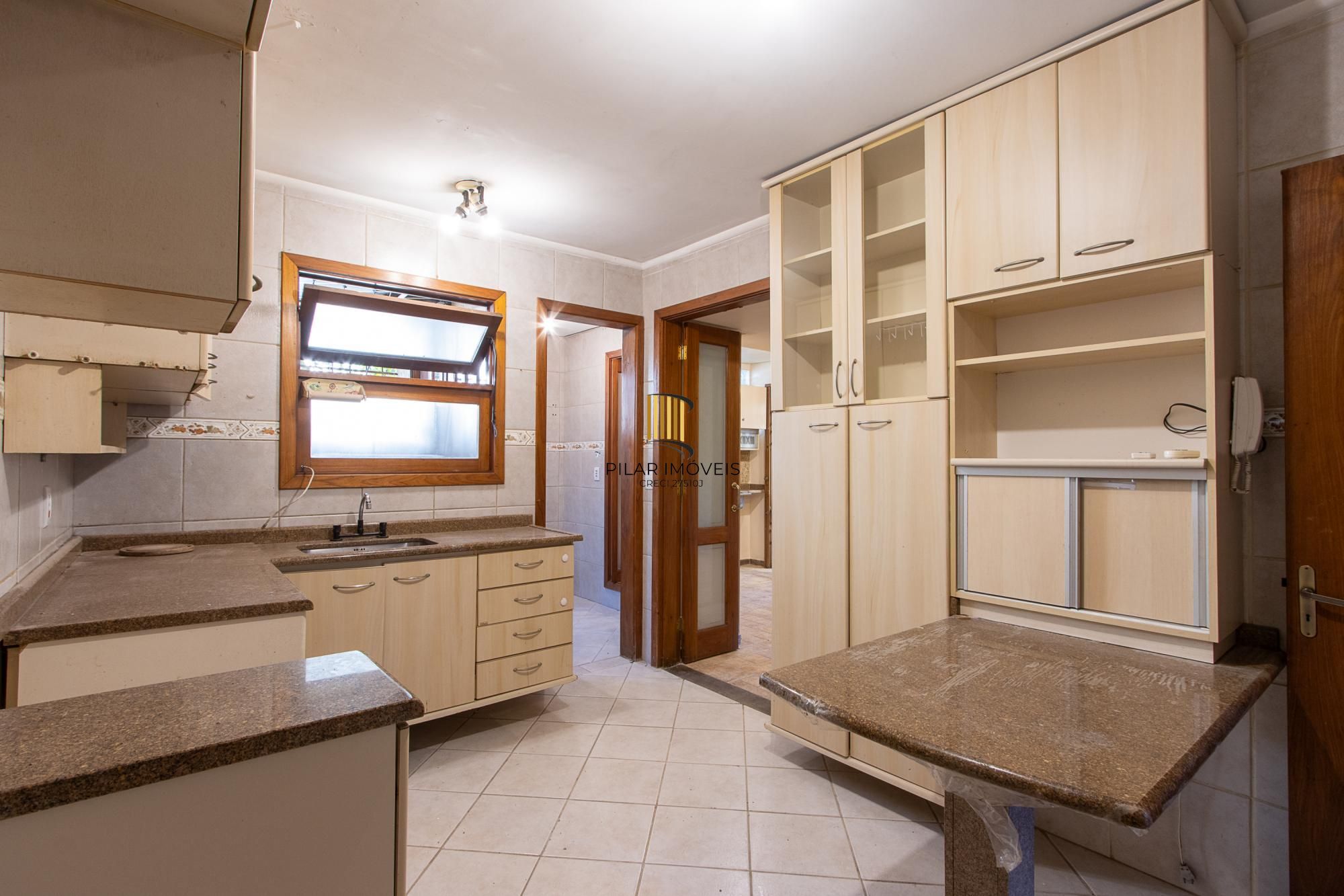 Casa 3 dormitórios, 1 suíte, 2 vagas - Bairro Camaquã