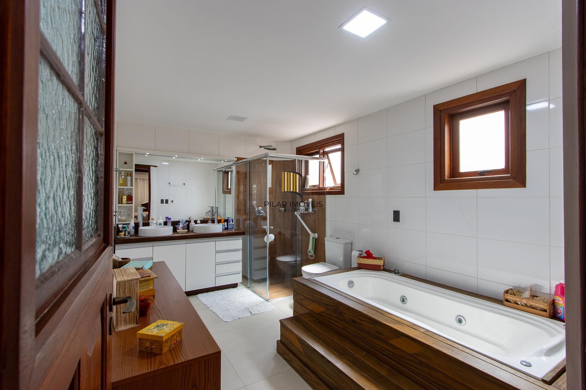 Casa 4 suites no Terra Ville, com home office, estar íntimo, 4 vagas e piscina.