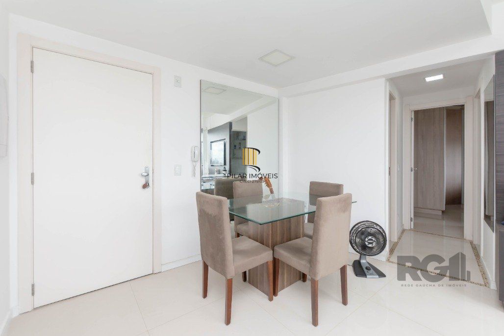 Apartamento andar alto que possui 2 dormitórios, sendo 1 súite, living para 2 ambientes, cozinha mobiliada, banheiro auxiliar