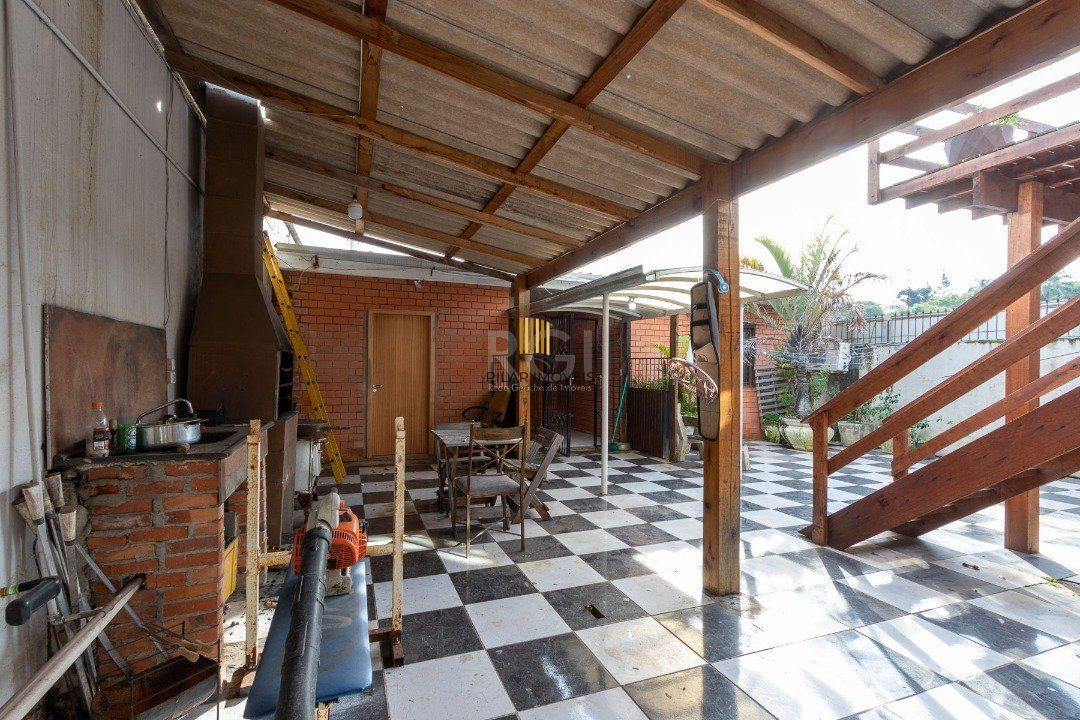 Sobrado para Venda - 300m², 3 dormitórios, sendo 1 suites, 3 vagas - Cavalhada