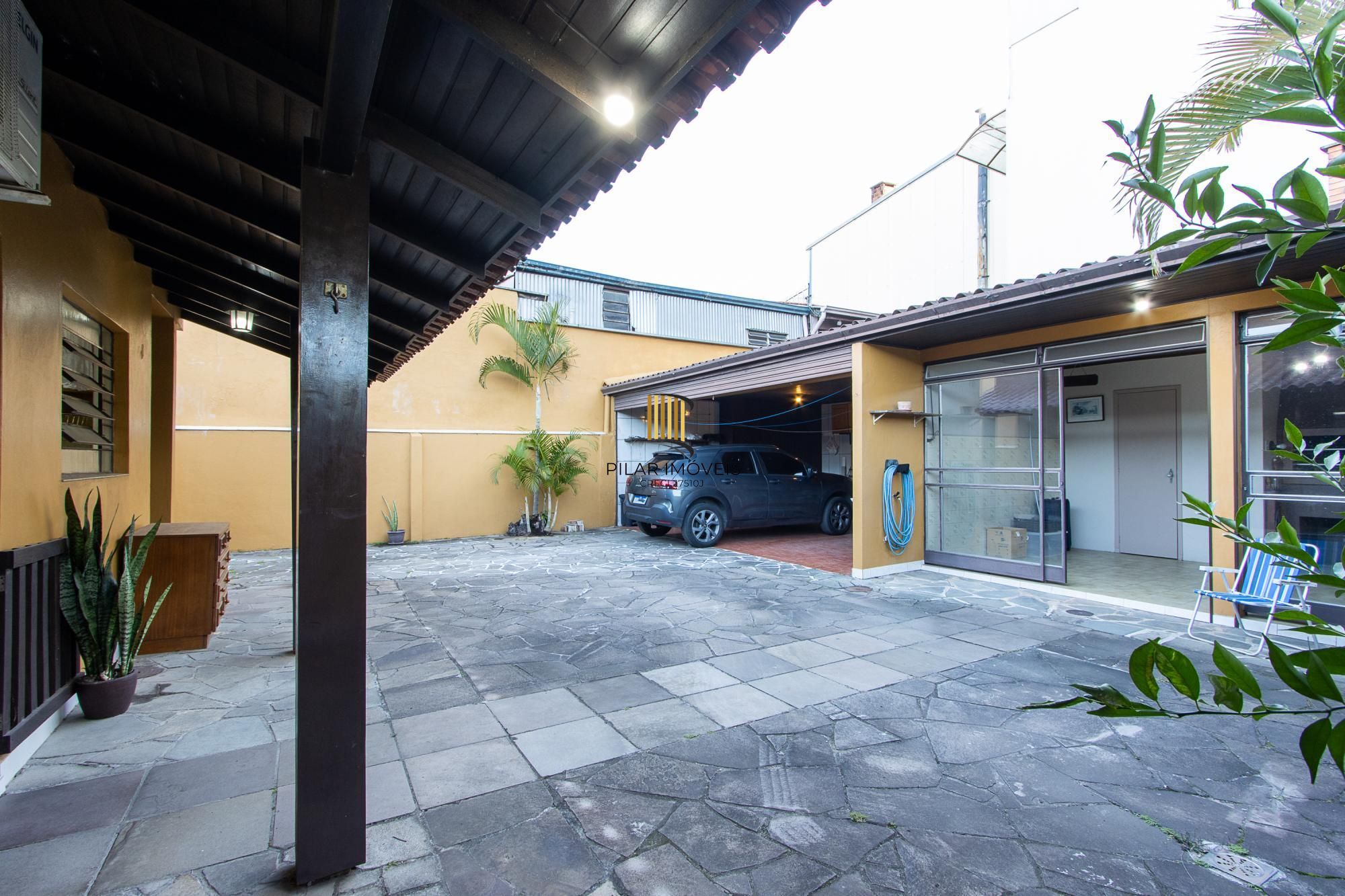 Casa 4 dormitórios no bairro Vila Nova