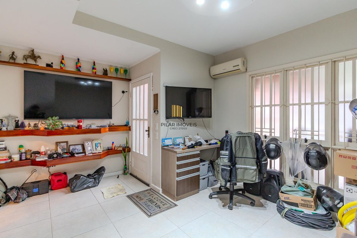 Casa de condomínio, 3 dormitórios, 1 suíte e 2 vagas cobertas no bairro Teresópolis.