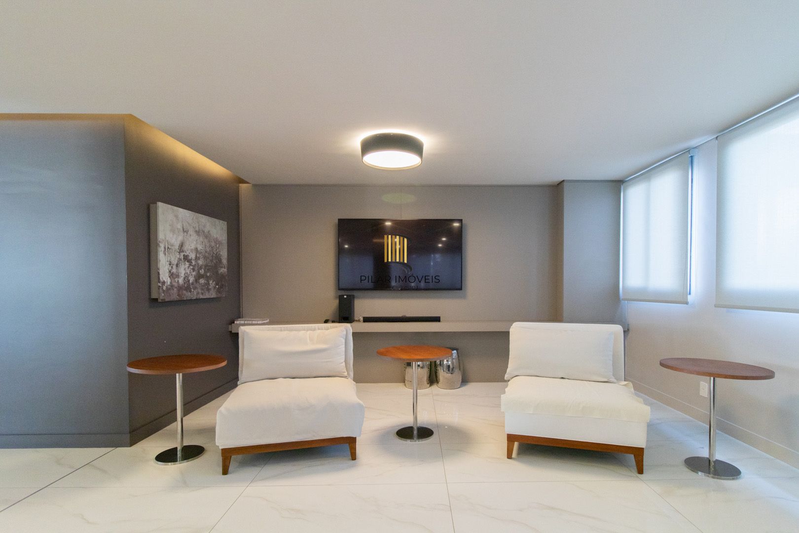 APARTAMENTO SEMIMOBILIADO 2 DORMITÓRIOS SENDO 1 SUÍTE E 1 VAGA ESCRITURADA