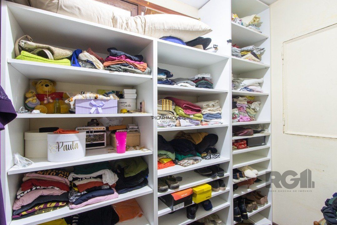 Casa no bairro Cristal, Possui 4 dormitórios, sendo 1suíte, closet e banheira de hidromassagem, com possibilidade de um podendo 1 dormitórios extra.