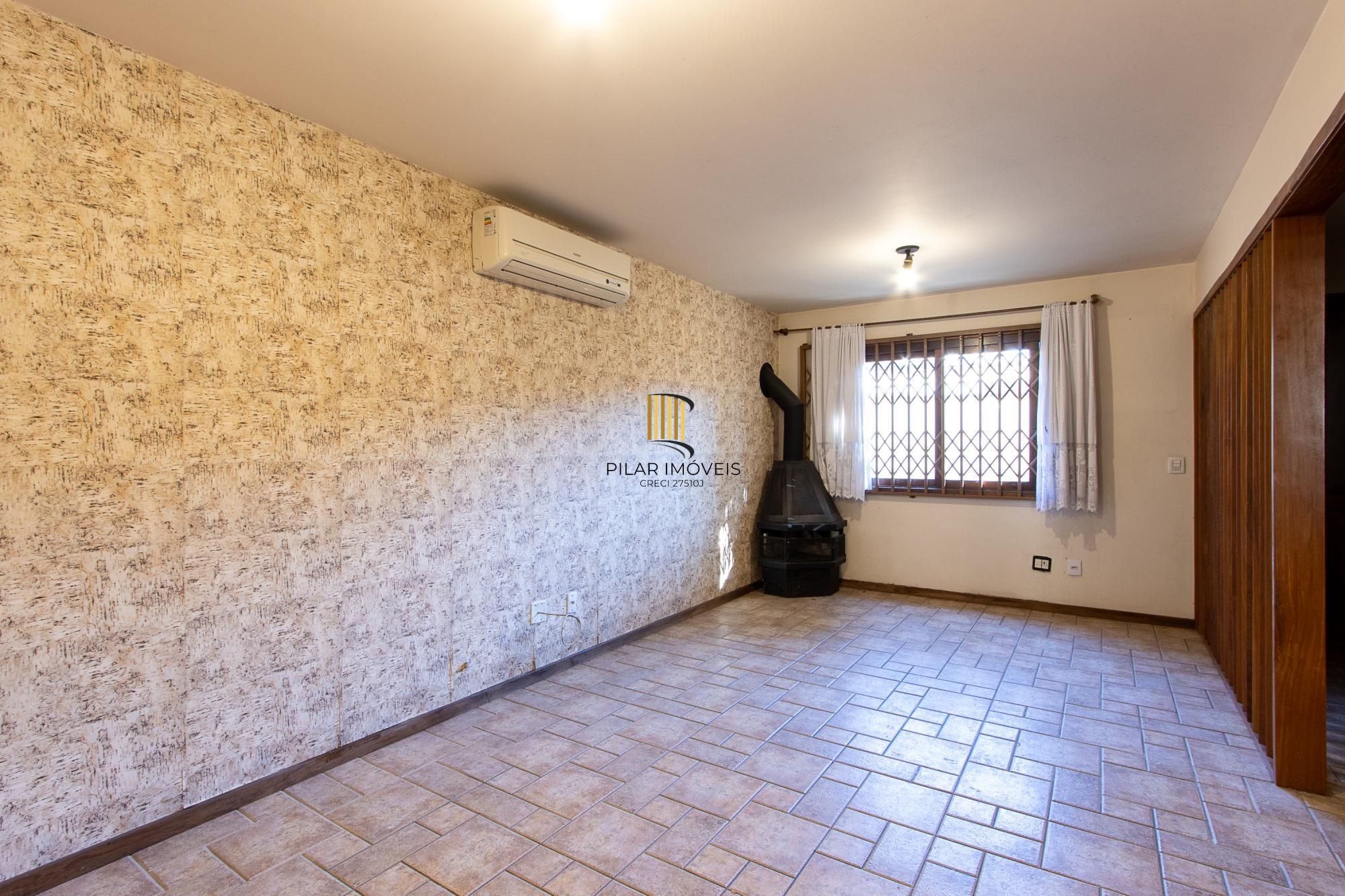 Casa 3 dormitórios, 1 suíte, 2 vagas - Bairro Camaquã