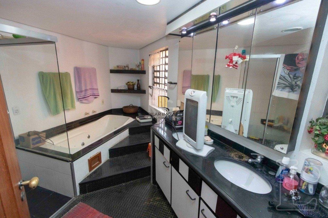 Casa para Venda - 349m², 4 dormitórios, sendo 1 suites, 3 vagas - Tristeza