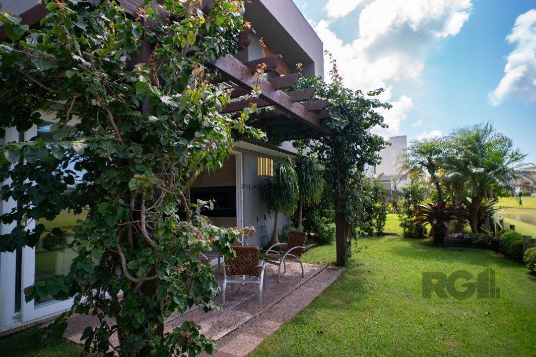 Oportunidade Única! Casa em Condomínio à Beira do Lago com 4 Suítes, sendo uma Térrea e uma Suíte Master Espetacular!