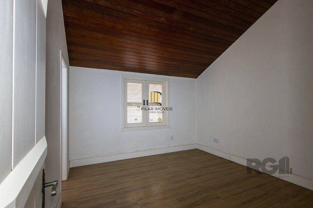 Casa Condomínio a Venda - 880m², 5 dormitórios, sendo 2 suítes, a master com lareira, 4 vagas - Cavalhada