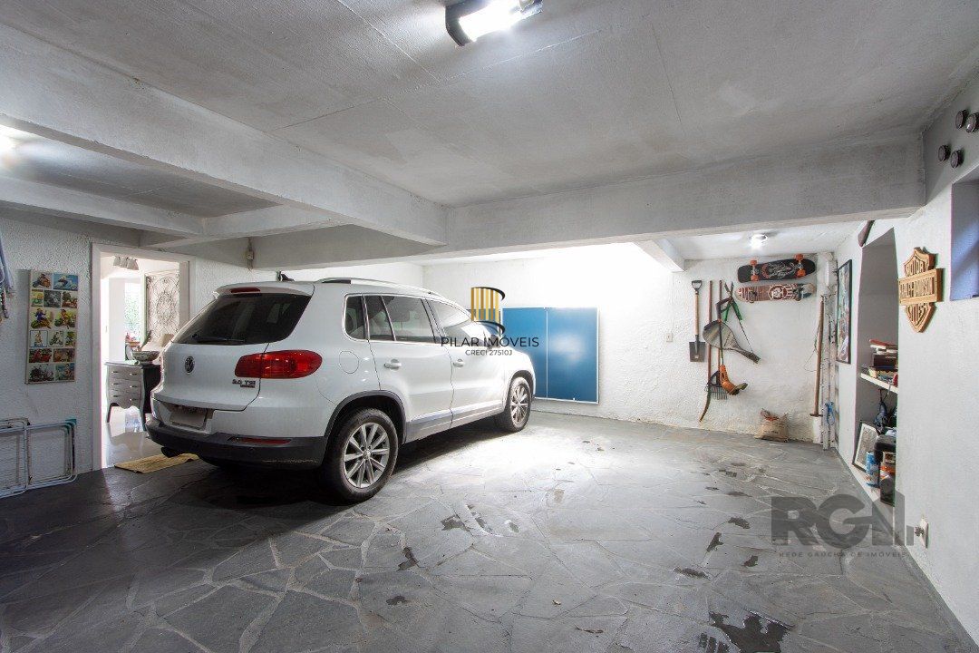 Casa a venda no bairro Guarujá com 4 dormitórios, piscina e salão de festas