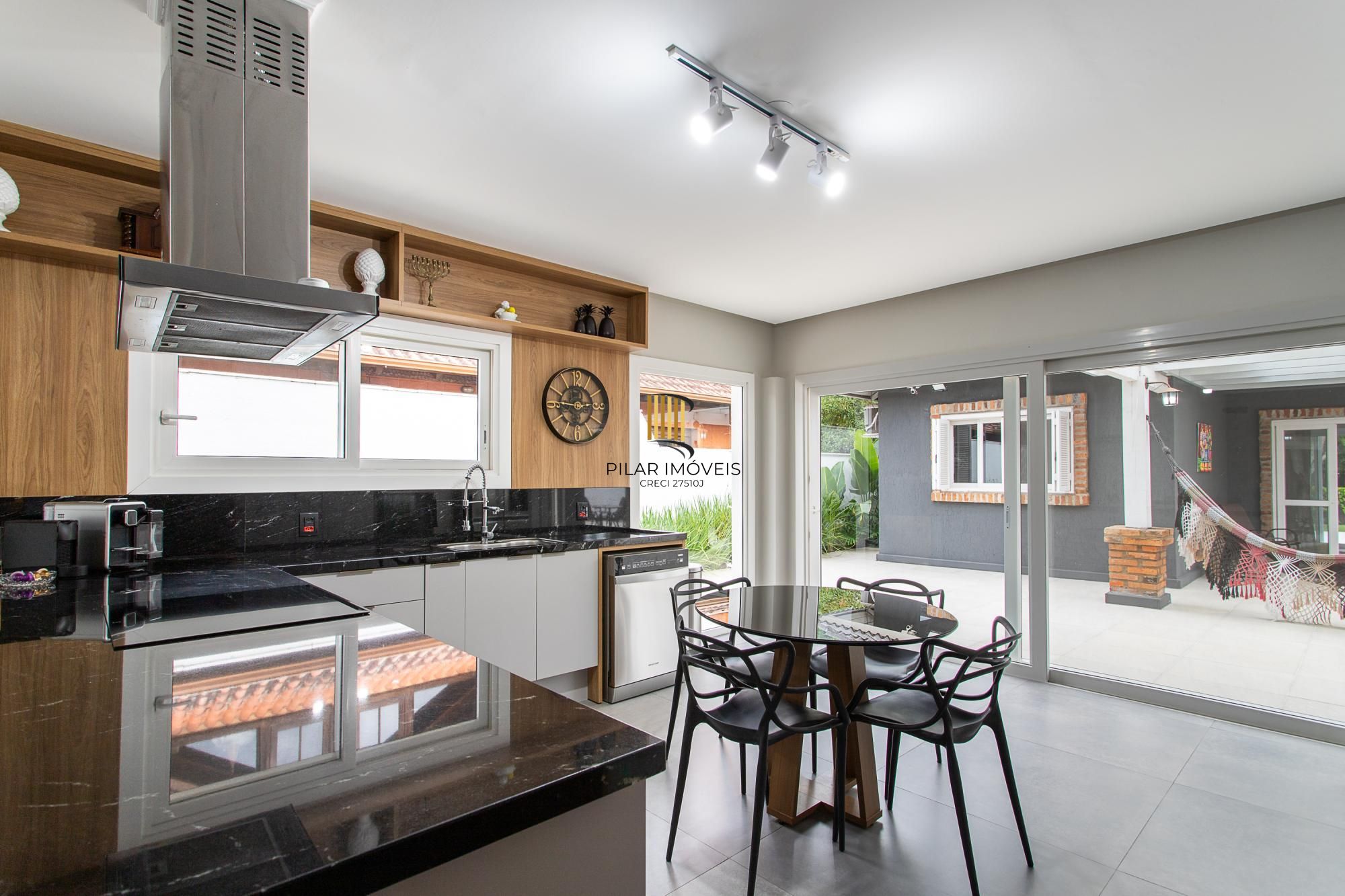 Casa térrea no Condominio Terra Ville, com patio e piscina.