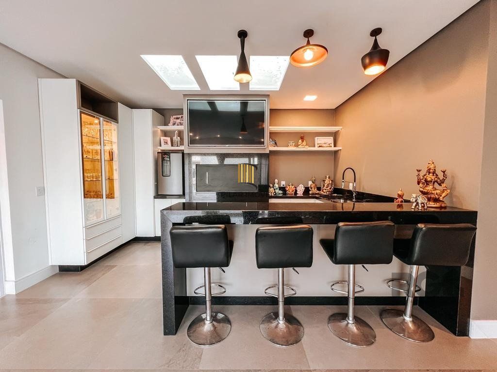 Excelente residência com aproximadamente 219m² privativos,